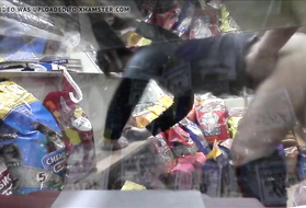 Возбужденная молодая пара трахается в торговом киоске