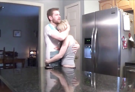 Утешение дочери на кухне закончилось страстным трахом с папашей