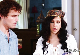 Самец разводит темноволосую гадалку на жаркий трах