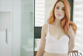 Рыжая подружка отсасывает и играет пилоткой с крепким мужланом