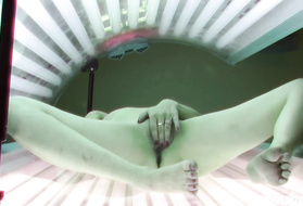 Блондинка бесстыдно мастурбирует прямо в аппарате солярия