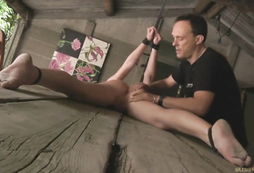 Мучитель поймал глупышку за подглядыванием и провел с ней садомазо