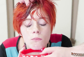 Рыжая девушка вынуждена сосать фаллос и получать на себя сперму из него