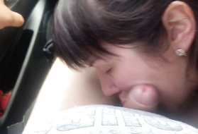 Жена делает минет сидящему за рулем мужу на обочине дороги