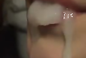 Муж кончает много спермы в ротик супруги после их секса