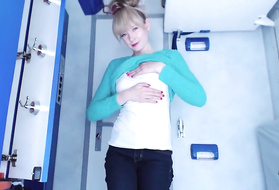 В поезде путешественница занимается приятной мастурбацией с дилдо