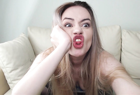 Кокетка в чулках ласкает промежность перед веб камерой до оргазма