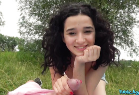 Кучерявая негритянка облизывала и сосала пипиську парня на улице