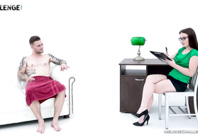 На кастинге девушка в очках проверила парня на профпригодность