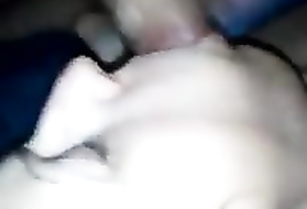 Белокурая соска с маленькими сиськами ласкает член пухлыми губками