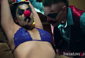 Ролевые игры с брюнеткой завершаются грязным сексом в кресле