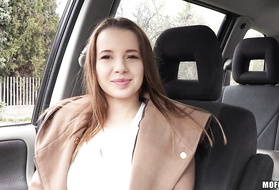 Русская девица отсосала член пацана и встала раком на сиденье