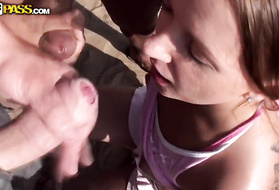 Выехала с пикаперами на природу и стала с ними трахаться активно