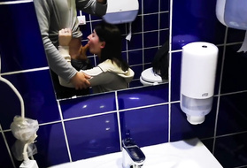 Парочка занимается интенсивным минетом в туалете до спермы