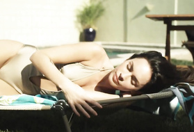 Роскошная Меган Фокс эротично отдыхает возле бассейна