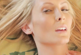 Томная блондинка изнемогает от похотливого желания ощутить пенис