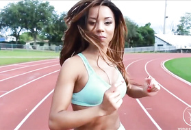 Капли пота плавно стекали по загорелому телу сексуальной негритянки