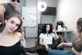 Молоденькие подружки раздеваются и мастурбируют перед вебкой