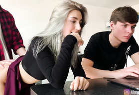 Раздвинула ноги перед другом бойфренда за его спиной