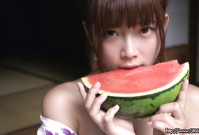 Кокетливая азиатка ест арбуз и обнажает свои роскошные прелести