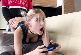 Молодая блондинка Ева Эльфи играет на приставке и трахается
