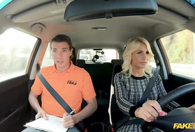 Сиськастая блондинка задрала юбку и совратила инструктора по вождению