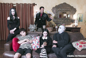Устроившись в спальне, члены семьи насладились грязным инцестом