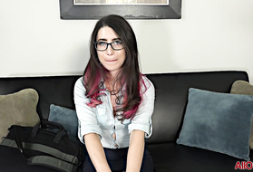 Молодая учительница снимает стресс после работы яростной мастурбацией