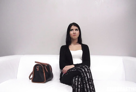 Кокетливая брюнетка должна развратно трахаться на кастинге