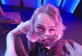 Очкастая рабыня обязана удовлетворить похоть хозяина