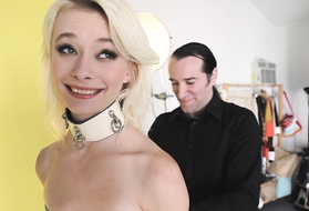 Улыбчивая девица скована и пытается освободиться от своих пут