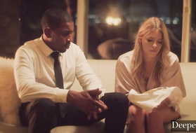 Молодая девица отдается чернокожему парню в романтический вечер