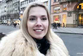 Местный пригласил зрелую туристку домой и уговорил на секс