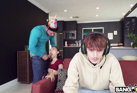 Молодая китаянка исполнила похотливые пируэты за спиной друга