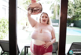 Пышная подруга устроила землетрясение тряся сисями во время дрочки