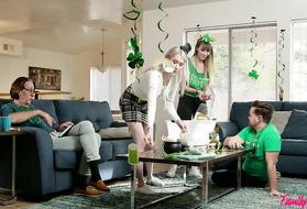 Мужья обменялись женами устроив праздничное групповое сношение