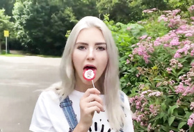 Вместо грибов русскоговорящая блонда нашла в лесу огромный хрен