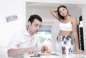 Молодая негритянка привыкла раскручивать кавалера на жесткий трах