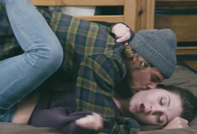 Прет молодую девушку в шерстяную вульву и кормит спермой