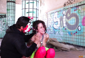 Злодеи в масках затащили девку в разрушенный дом и заставили трахаться