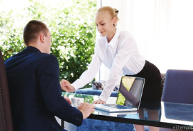 Ухоженная секретарша решила соблазнить начальника на трах