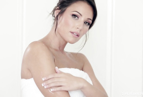 Роскошная брюнетка уединилась в спальне для самоудовлетворения