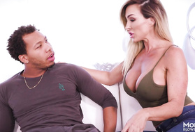 Зрелая блонда с опытом делает глубокий минет чернокожему джентльмену