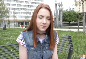 Молодая рыжая сучка пробует член пикапера писей и ротиком