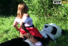 Красная шапочка активно трахается в лесу с чуваком в костюме медведя