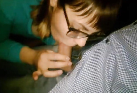 Расплачивается минетом в баре за вкусный алкогольный коктейль