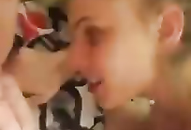 Жена обрабатывает очко мужа во время дрочки им своего фаллоса