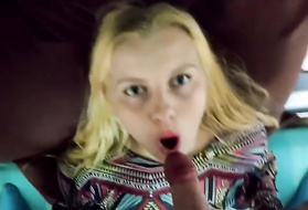 Перед минетом безотказная телка делает римминг