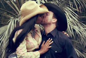 Туристы наслаждаются межрасовым сексом на природе