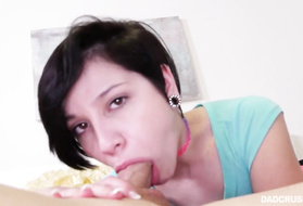 Домашнее видео с минетом и мастурбацией от молодой шлюхи